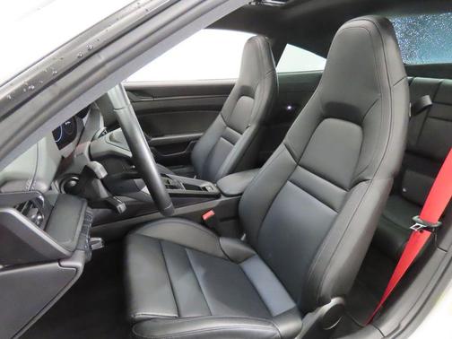 2022 Porsche 911 Carrera 4 GTS