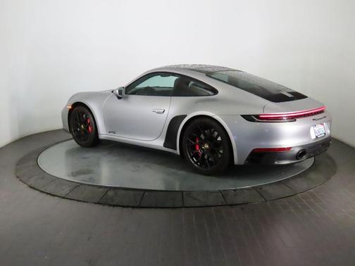 2022 Porsche 911 Carrera 4 GTS