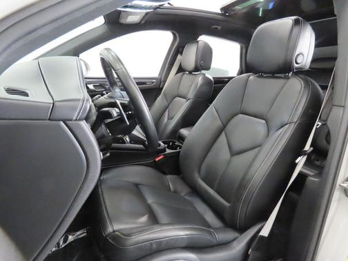 2022 Porsche Macan Base