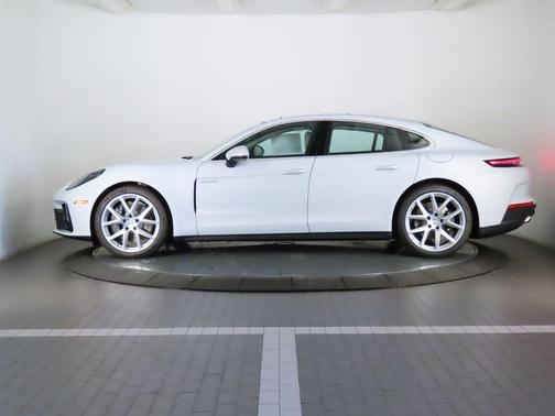2026 Porsche Panamera 4