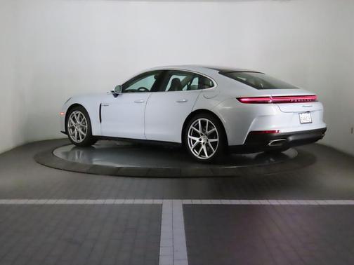 2026 Porsche Panamera 4