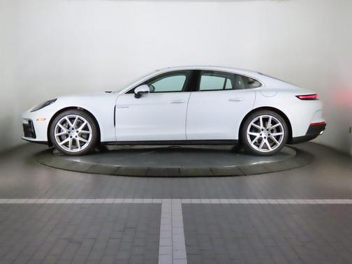2026 Porsche Panamera 4