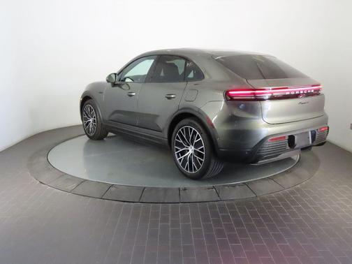 Aventurine Green Metallic 2025 Porsche Macan 4