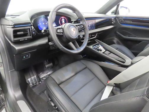 Aventurine Green Metallic 2025 Porsche Macan 4