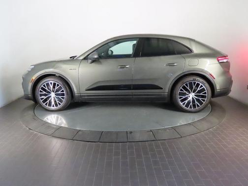 Aventurine Green Metallic 2025 Porsche Macan 4