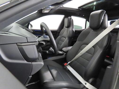 Aventurine Green Metallic 2025 Porsche Macan 4