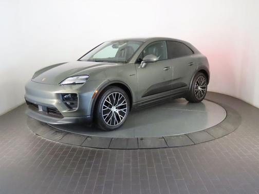 Aventurine Green Metallic 2025 Porsche Macan 4