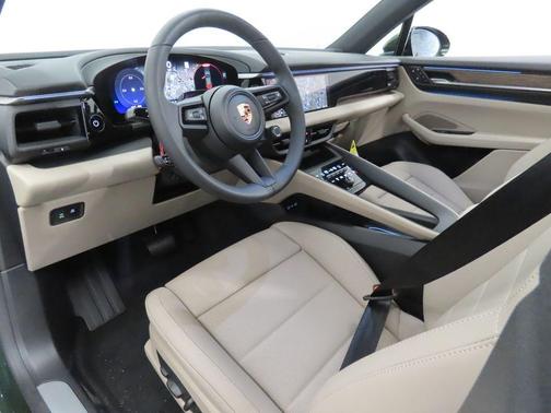 Oak Green Metallic 2026 Porsche Macan 4