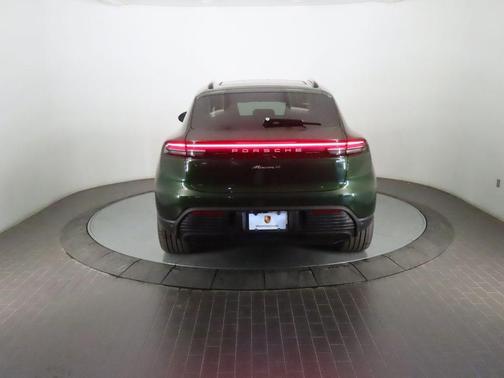 Oak Green Metallic 2026 Porsche Macan 4