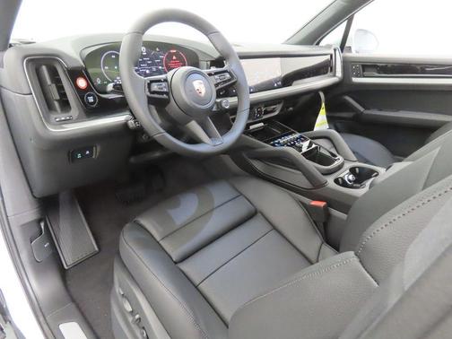 Carrara White Metallic 2026 Porsche Cayenne Base