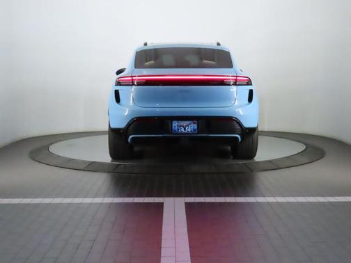 2024 Porsche Macan Turbo