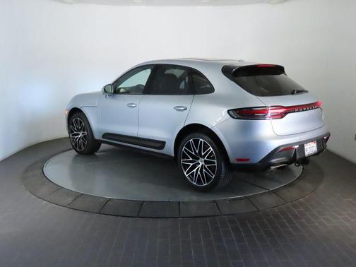 Dolomite Silver Metallic 2024 Porsche Macan