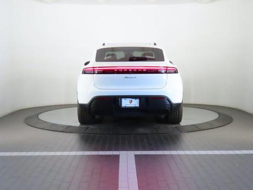 2025 Porsche Macan 4