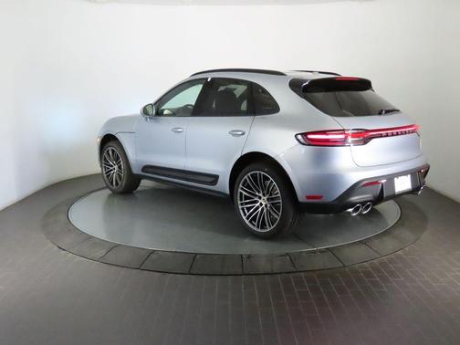 Dolomite Silver Metallic 2026 Porsche Macan Base
