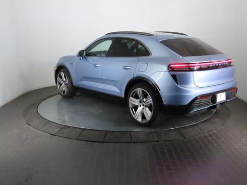 Gentian Blue Metallic 2026 Porsche Macan Turbo