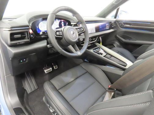 Gentian Blue Metallic 2026 Porsche Macan Turbo