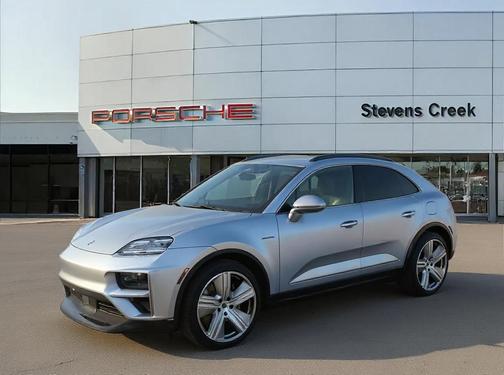 Gentian Blue Metallic 2026 Porsche Macan Turbo