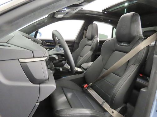 Gentian Blue Metallic 2026 Porsche Macan Turbo