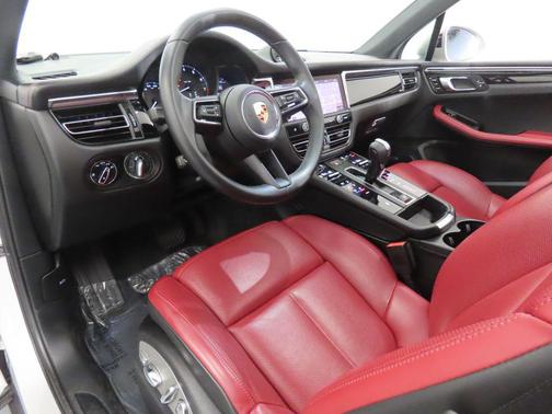 2022 Porsche Macan 
