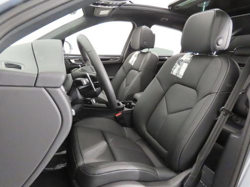 Dolomite Silver Metallic 2026 Porsche Macan Base