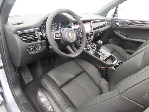 Dolomite Silver Metallic 2026 Porsche Macan Base