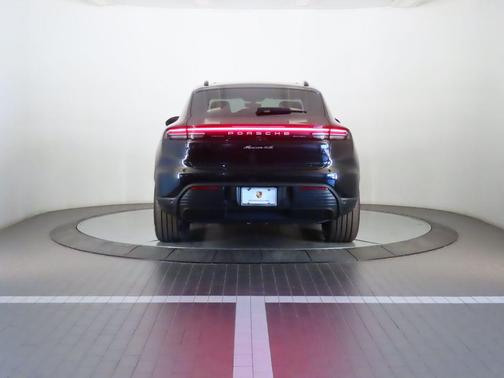 2025 Porsche Macan 4S