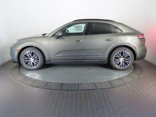 Aventurine Green Metallic 2026 Porsche Macan 4