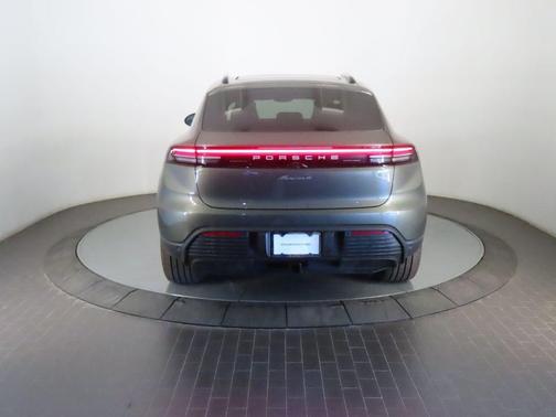Aventurine Green Metallic 2026 Porsche Macan 4