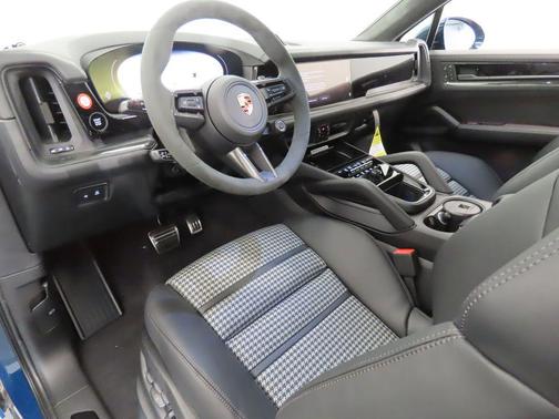 2025 Porsche Cayenne GTS