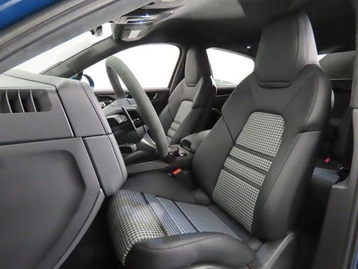 2025 Porsche Cayenne GTS