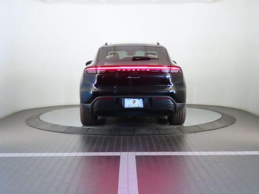 2025 Porsche Macan 4