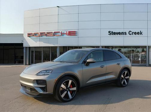 Aventurine Green Metallic 2026 Porsche Macan Turbo