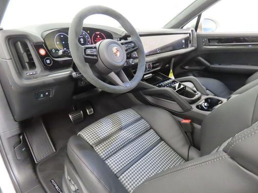 Cashmere Beige Metallic 2026 Porsche Cayenne GTS