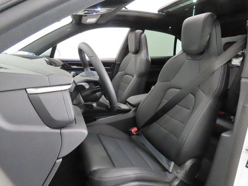 2026 Porsche Macan 4