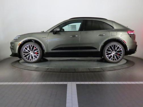 2025 Porsche Macan Turbo
