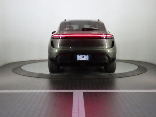 2025 Porsche Macan Turbo