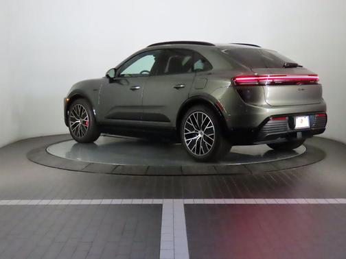 2025 Porsche Macan Turbo