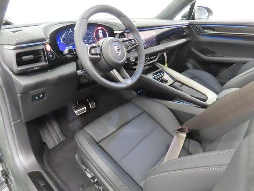 2025 Porsche Macan Turbo
