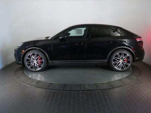 Jet Black Metallic 2026 Porsche Macan 4S