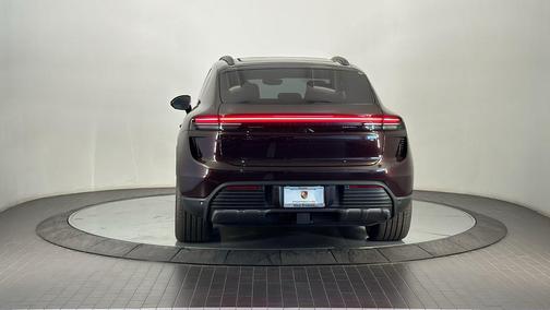 2025 Porsche Macan Turbo