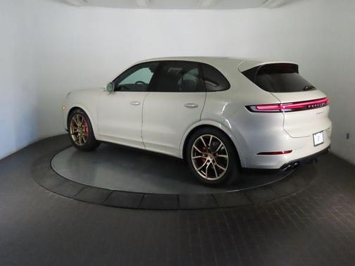 Cashmere Beige Metallic 2026 Porsche Cayenne S