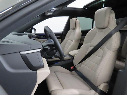 Aventurine Green Metallic 2026 Porsche Macan 4