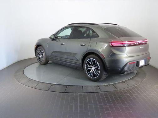 Aventurine Green Metallic 2026 Porsche Macan 4