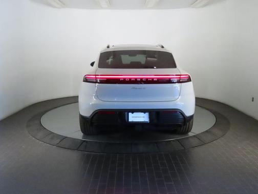 Chalk 2026 Porsche Macan 4