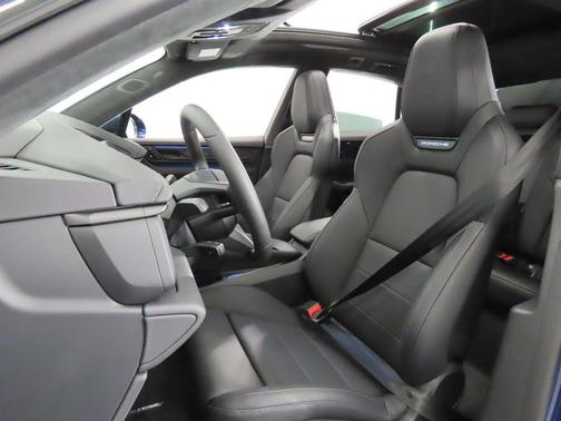 2025 Porsche Macan Turbo