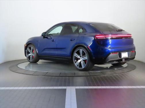 2025 Porsche Macan Turbo