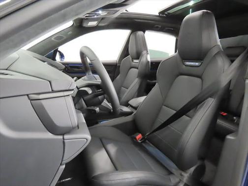 2025 Porsche Macan Turbo