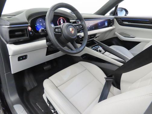 Jet Black Metallic 2024 Porsche Macan 4