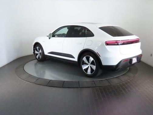White 2024 Porsche Macan 4
