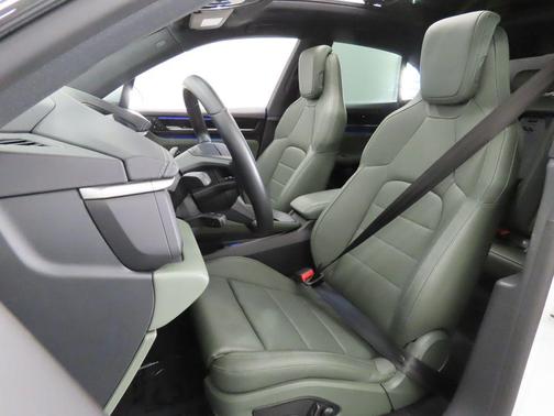 White 2024 Porsche Macan 4